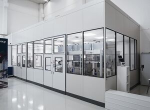 ACP Systems: Reinigungsversuche im Reinraum-Technikum