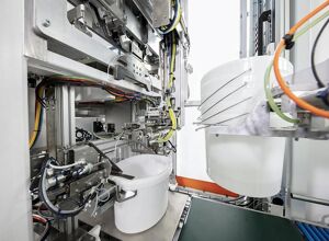 Beck Automation: Vollautomatische Montage von Kunststoffeimern