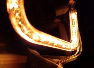 Heraeus Noblelight: Konturangepasste Infrarot-Strahler entgraten Kunststoffteile