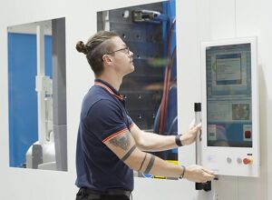 KraussMaffei: Maschinenbedienung ohne Vorkenntnisse