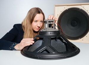 Universität des Saarlandes: Dielektrische Elastomere machen Lautsprecher leichter