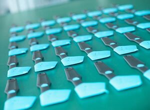 Arburg: Vollelektrisch 2K-Spritzgießen mit Thermoplast und Flüssigsilikon