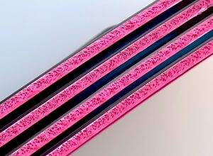 Deckerform: Edle Oberflächen für geschäumte Rezyklat-Bauteile