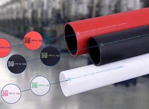 Rea: Farbige Schrift auf farbigem Kunststoff