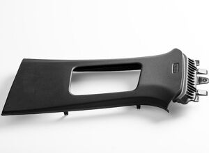 Engel: Standardmaschine schäumt Interieur-Verkleidung