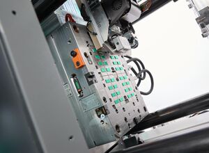 Arburg: Turnkey-Anlage fertigt komplette Sets an Domino-Spielsteinen