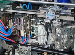 Arburg: Effizienz hat vier Werkzeug-Seiten