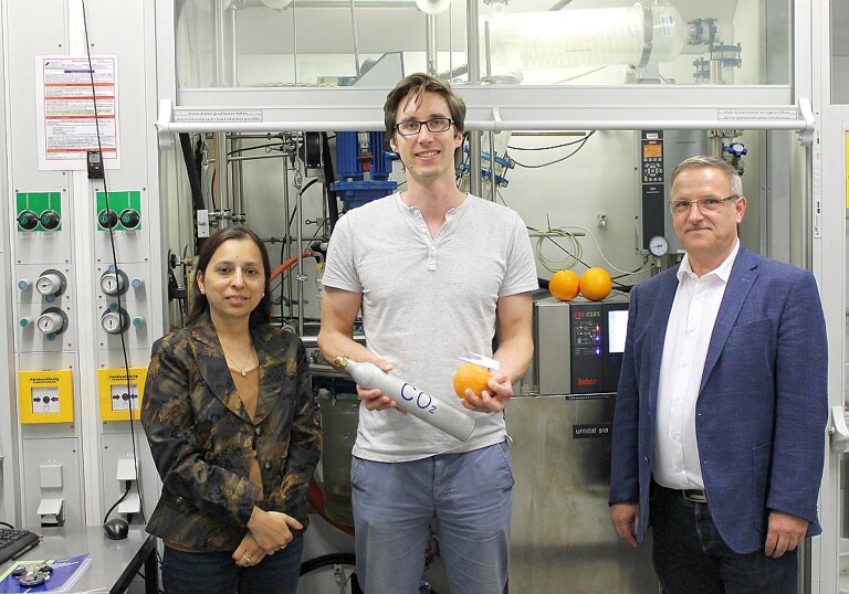 Das Autorenteam in einem Labor der Bayreuther Polymerforschung: Prof. Dr. Seema Agarwal, Oliver Hauenstein M.Sc. und Prof. Dr. Andreas Greiner (v.l.). Dahinter ein Reaktor zur Polymersynthese. (Foto: Christian Wißler)