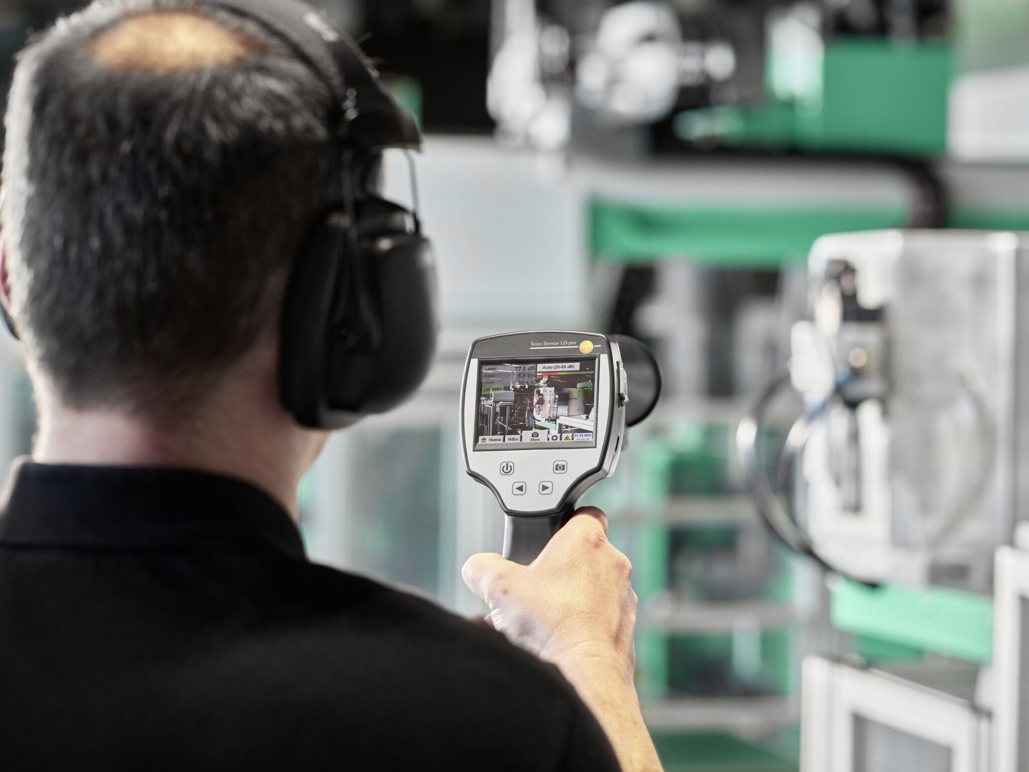 Abb. 2: Messungen von Strom- und Druckluft-Leckagen machen Energiefresser sichtbar (Foto: Arburg).