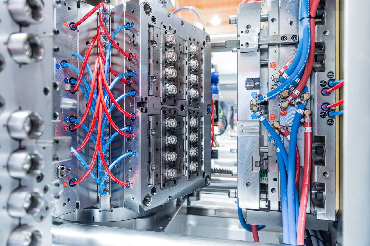 4 x 8 + 8-fach Werkzeug zur Herstellung eines Getränkeverschluss    (Foto: Ferromatik Milacron Stand; Foboha) 