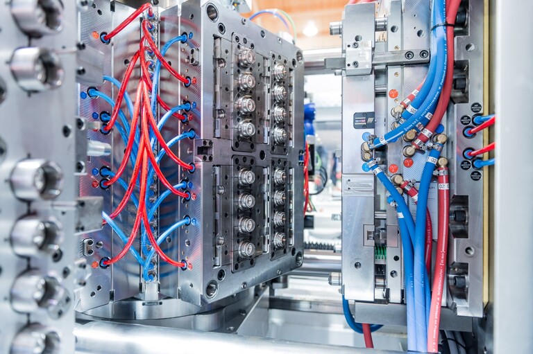 4 x 8 + 8-fach Werkzeug zur Herstellung eines Getränkeverschluss (Foto: Ferromatik Milacron Stand; Foboha)