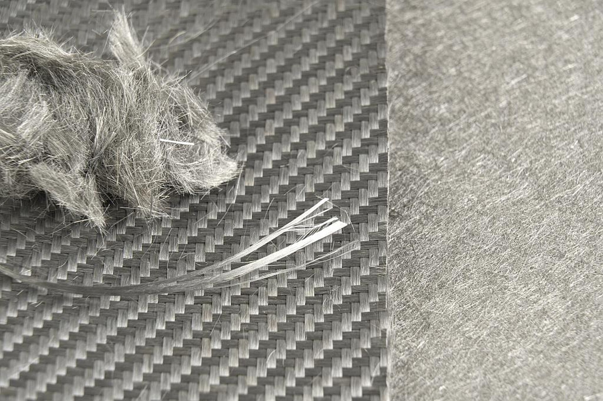 Die metallbeschichteten AluCoat-Basaltfasern sind als geschnittene Faser sowie als Garn, Gewebe oder Fleece erhältlich. (Foto: FibreCoat)