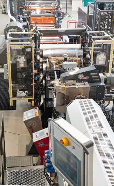 Tiefziehfolien-Anlage im Technikum in  Bad Oeynhausen (Foto: Gneuß)