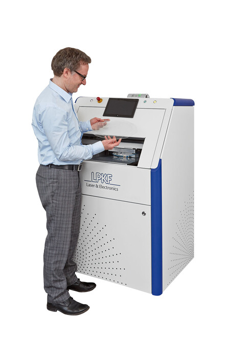 Erstmals in Deutschland auf der K-Messe zu sehen: Die LPKF Precision-Weld, Spezialist für die Mikrofluidik, kann durch eine spezielle Laserausstat-tung auch Klar-Klar-Schweißungen durchführen (Foto: LPKF)