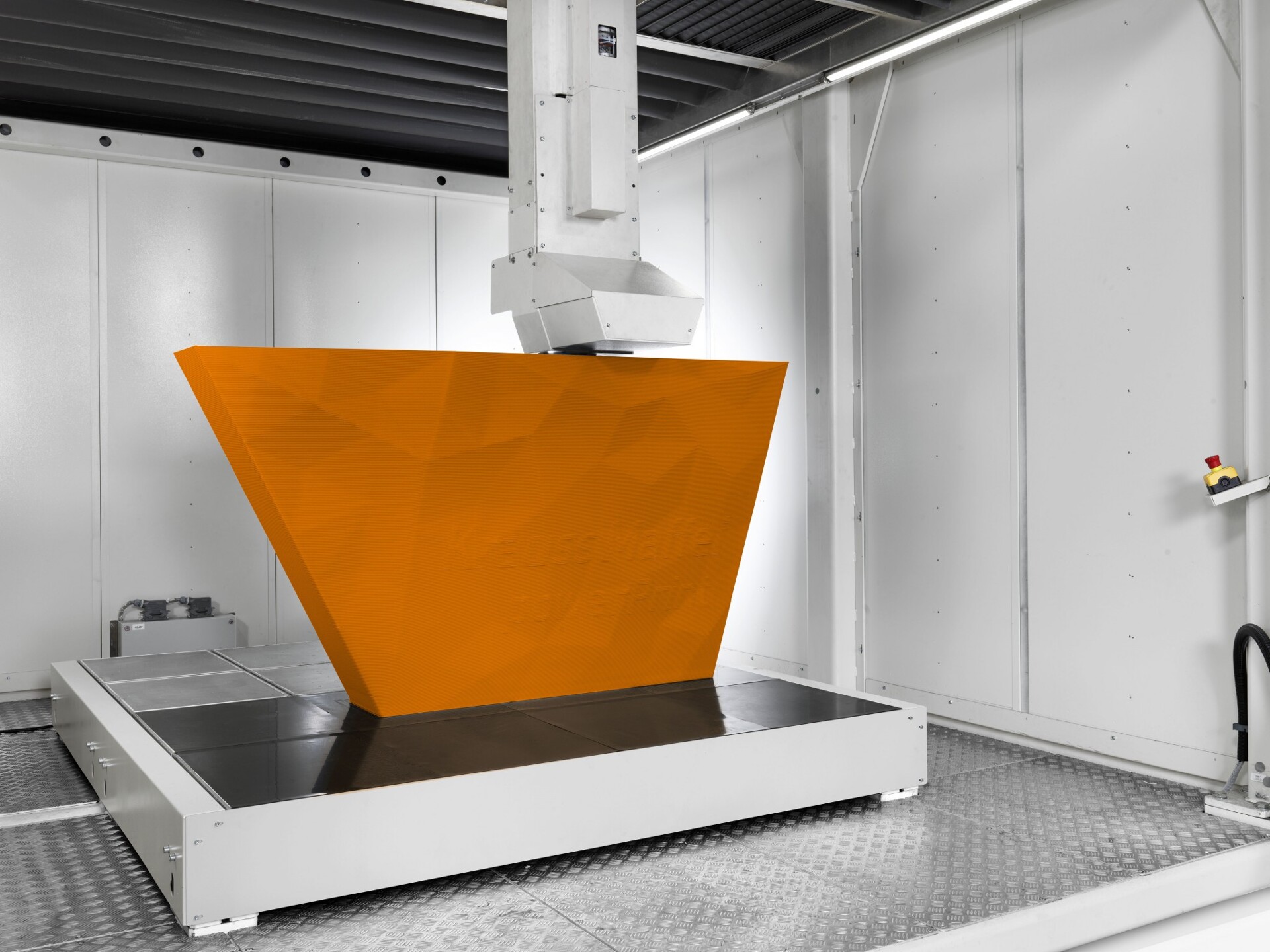 Der granulatbasierte 3D-Drucker powerPrint mit einem wärmegedämmten Bauraum ermöglicht den Druck von großformatigen Bauteilen von bis zu 2 x 2,5 x 2 m (Foto: KraussMaffei).