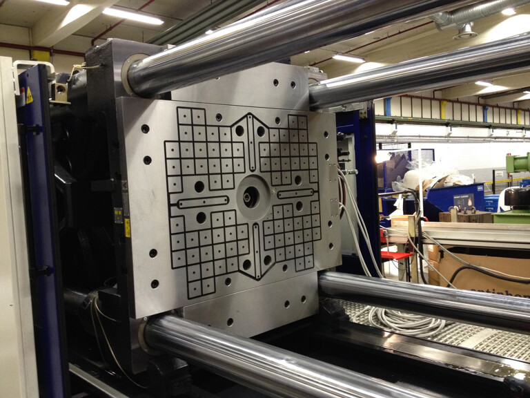 Magnetspannsystem von Roemheld für eine 800-t-Spritzgießmaschine mit Langpolen und Quadratpolen in Kombination. (Foto: Roemheld)