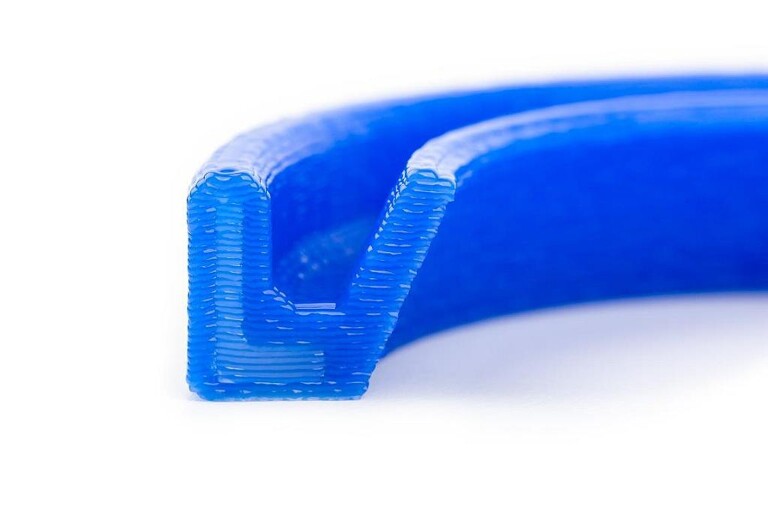 Simmerring mit Silicon auf der Außenseite (blau) und Epoxid auf der Innenseite (L Struktur). (Foto: Wacker)