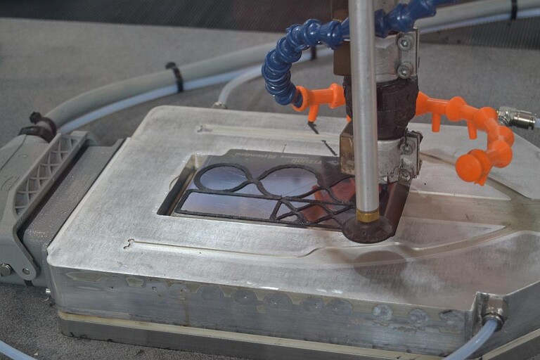 Der 3D-Druck erfolgt auf ein mit dem plasmapolymerisierten Haftvermittlerverfahren PlasmaPlus beschichtetes Edelstahlblech. (Foto: K-AKTEULL.de)