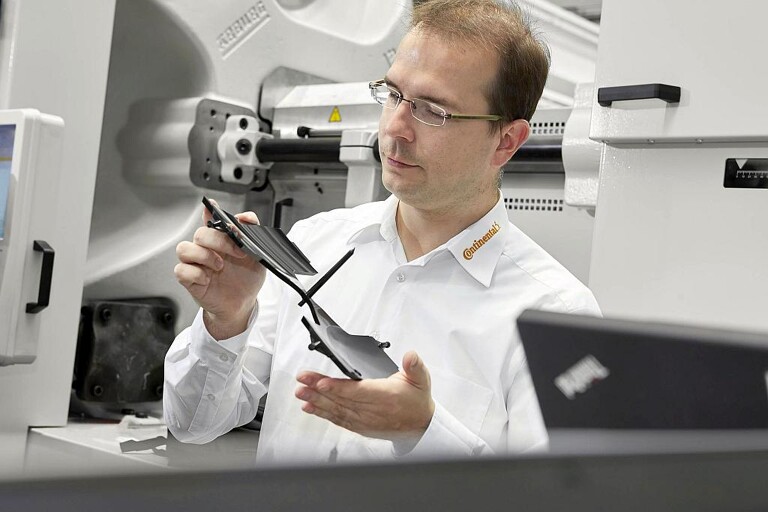 Dr.-Ing. Sebastian Wiebel, Leiter Produktion HUD-Spiegel, ist mit der Qualität der Spritzteile hoch zufrieden. (Foto: Arburg)