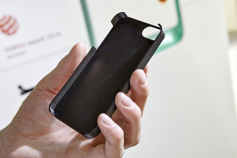 Als Beispiel für Anwendungen in der Telekommunikation fertigte ein Freeformer auf den Technologie-Tagen 2017 exemplarisch eine Smartphone-Schale aus PA. (Foto: Arburg)