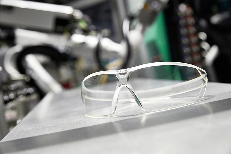 Uvex-Schutzbrille im aktuellen Design, wie sie „ready to use“ aus der Spritzgießmaschine kommt. (Foto: Arburg)