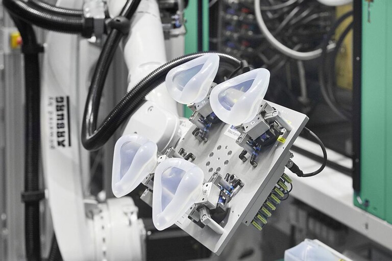 Pro Zyklus entstehen vier LSR-Masken, die von einem Sechs-Achs-Roboter entnommen werden. Pro Tag können rund 3.500 der multifunktionalen Hightech-Masken produziert werden. (Foto: Arburg)
