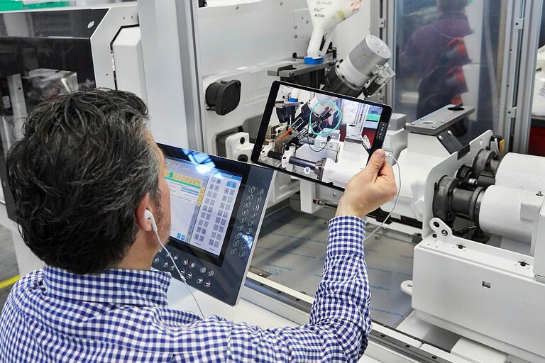 Bei der „remoten“ Maschinenabnahme geht ein Arburg-Vertriebsexperte per iPad mit dem Kunden alle Anforderungen Punkt für Punkt durch. (Foto: Arburg)