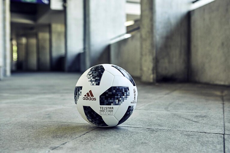 Unter der Außenhaut des offiziellen WM-Balls Telstar 18 befindet sich eine Moosgummischicht aus biobasiertem EPDM. (Foto: Adidas)