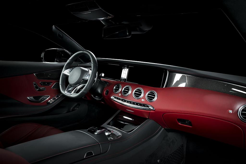 Zu den Anwendungsbereichen gehören sichtbare Oberflächen im Automobilinnenraum. (Foto: Asahi Kasai)