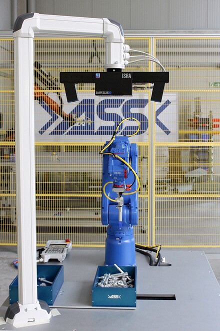 ASS entwickelte eine prozesssichere Lösung für den Griff in die Kiste unter Einsatz der Kameratechnik von Isra Vision und Roboter von Motoman. (Foto: ASS)
