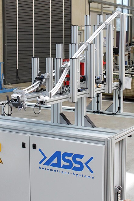 Zuführung mittels Bauteilrutsche für die Automation von Hülsen in Kleinauflage. (Foto: ASS)