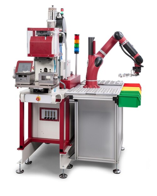Durch den kollaborativen Smartroboter vom Typ Sawyer (Hahn Robotics) ist eine aufwändige und teure Schutzeinhausung der Produktionszelle überflüssig. (Foto: Babyplast)