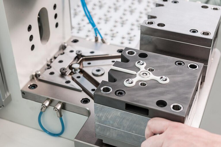 Der Handkreisel schaffet es in nur wenigen Wochen von der Idee bis zur vollautomatischen Serienproduktion. (Foto: Babyplast)