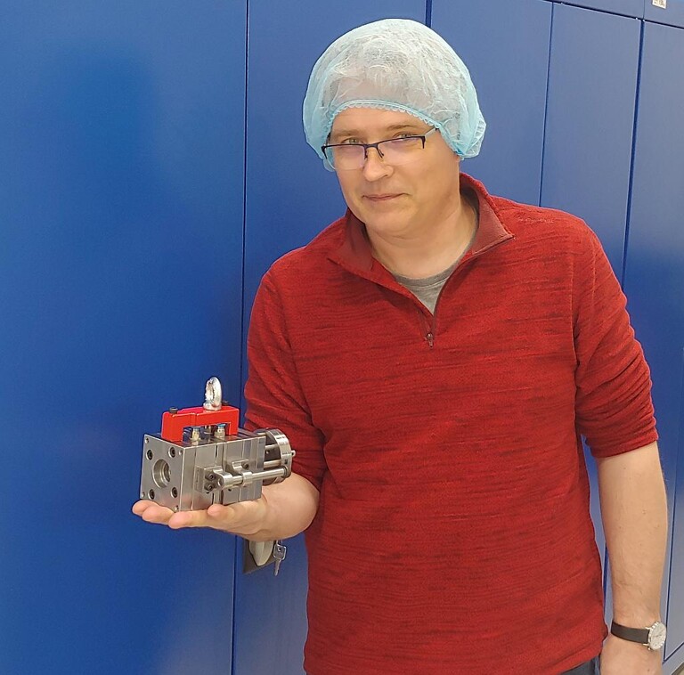 Reinraumtauglich, wirtschaftlich und direkt in den Beutel: Andrzej Zielaskowski, Inhaber von A-Tech mit Werkzeug zur Produktion von Verschlusskappen für Augentropfen aus LDPE auf einer babyplast 6/10PT (Foto: A-Tech)