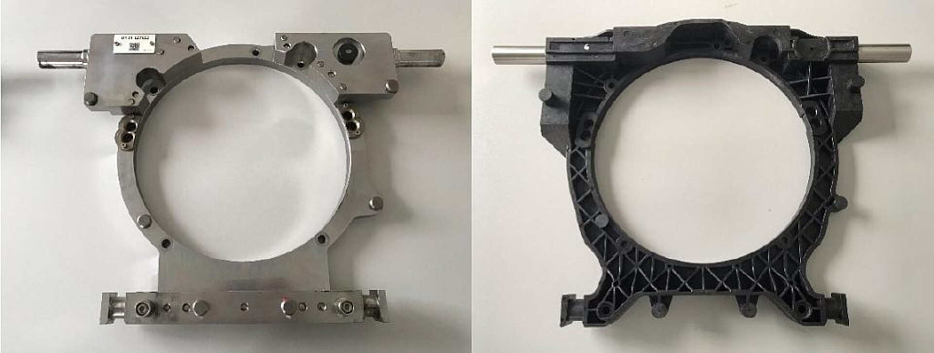 Vergleich der Stahl- und der Kunststoffvariante der Adapterplatte. (Fotos: Barlog)