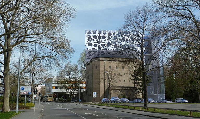 Auf den Bunker wird ein Quader mit einer Kantenlänge von 22 m gesetzt, in dem auf zwei Etagen eine Fläche von rund 1.000 m² entsteht. Die vorgehängte Fassade besteht aus organisch wirkenden Formen und spielt mit Licht und Schattenwirkungen. (Abb.: BASF)