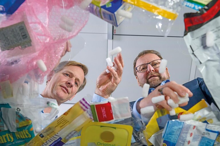 Dr. Andreas Kicherer und Dr. Stefan Gräter zeigen verschiedenen Arten von Kunststoffabfällen. (Foto: BASF)