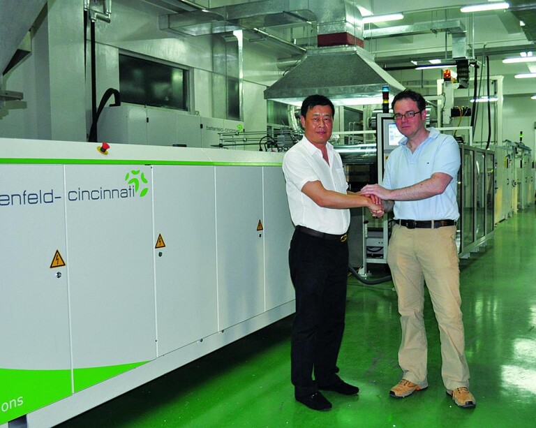 Übergabe der neuen Multi-Touch Linie im Huasheng Werk: Wei Yunan (l.), Inhaber Huasheng, Michael Roth (r.), Sales Director Packaging Division Battenfeld-Cincinnati. (Foto: Battenfeld-Cincinnati)