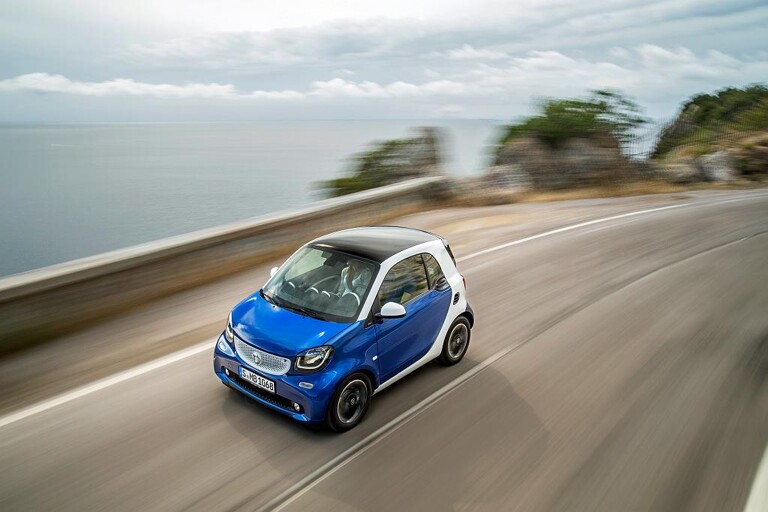 Das Dachsystem des neuen Smart fortwo ist das weltweit größte spritzgegossene, transparent beschichtete Autodach mit Infrarot-Absorber. (Foto: Daimler)
