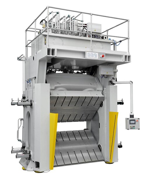 Die Composite-Presse mit gleichzeitig schwenkbarer unterer und oberer Formaufspannplatte vereint optimales Handling und kurze Funktionszeiten. (Foto: BBG)