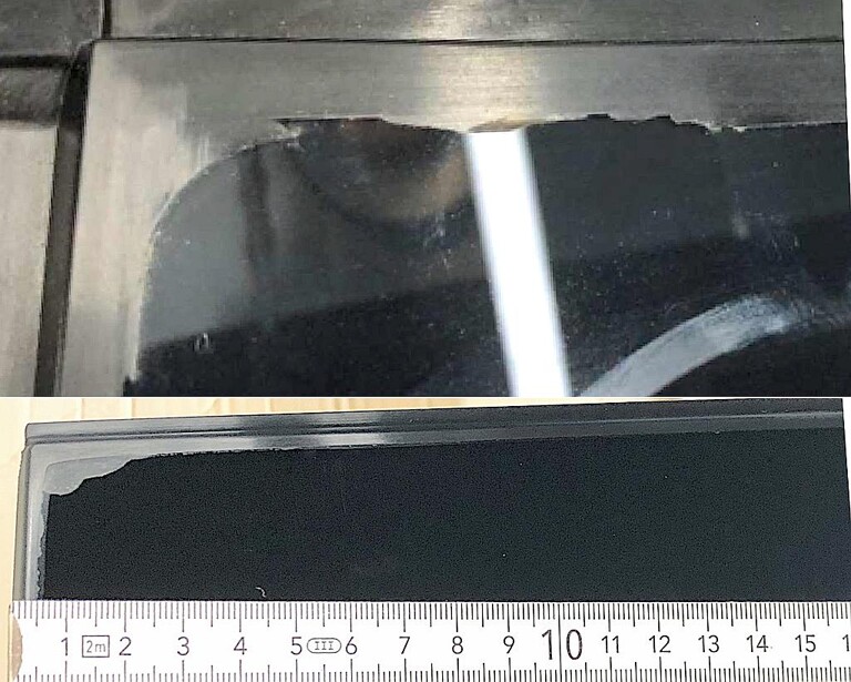 Polyurethan-Umguss eines großen VSG-Panoramaautoglases in einem Werkzeug mit PUR-Flush-Dichtkonzept (unten) und ohne (oben). (Foto BBG)