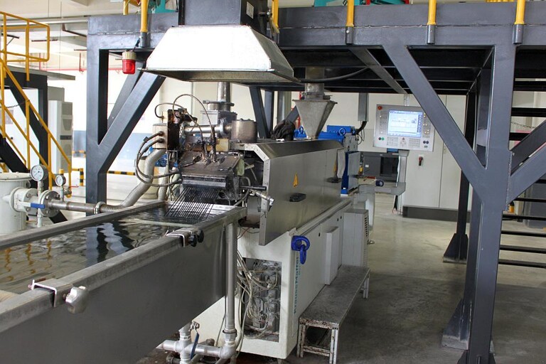 Suzhou Sunway Polymer setzt bei der Compoundierung von Standardkunststoffen auf Zweischneckenextruder der Baureihe ZE Basic. (Foto: Krauss Maffei Berstorff)