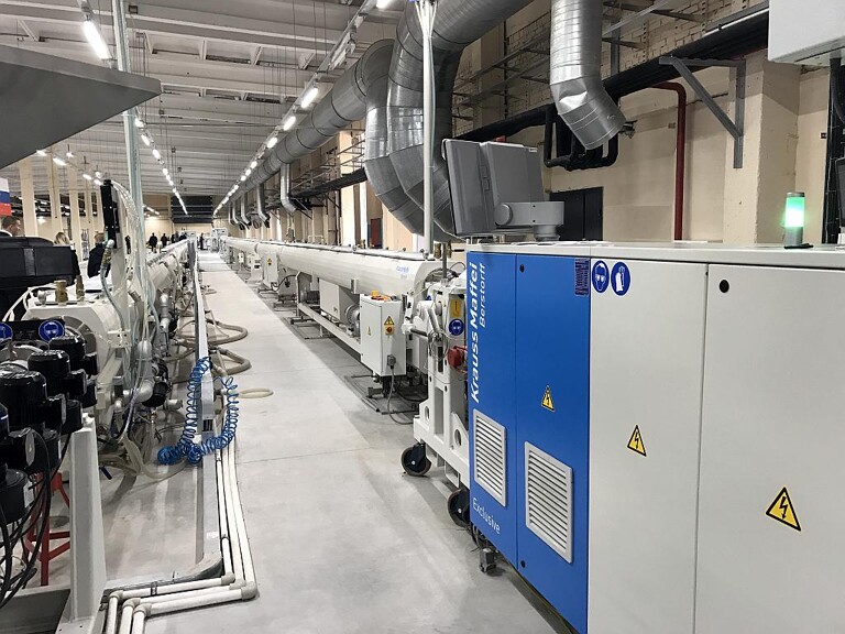 PP-R–Rohrproduktionslinien bei SLT Aqua in Betrieb. (Foto: Krauss Maffei Berstorff)