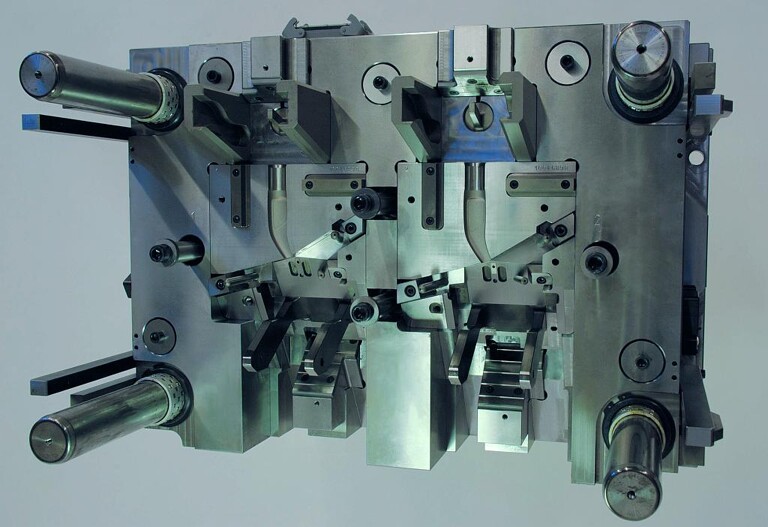 Das Spritzgießwerkzeug mit 3-Platten-Anguss arbeitet mit vielen mechanischen Schiebern in diversen Winkeln. (Foto: Braunform)
