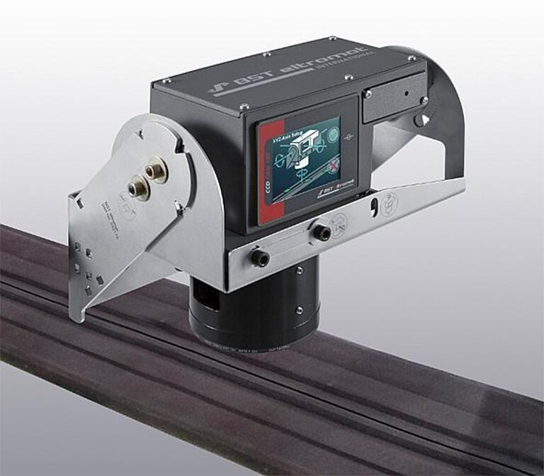 Die multifunktionale Zeilenkamera CCD CAM 100 ist ein vielseitig einsetzbarer digitaler Sensor, der ohne bewegte Teile große Messbreiten abdeckt und dabei einfach bedienbar ist. (Foto: BST)