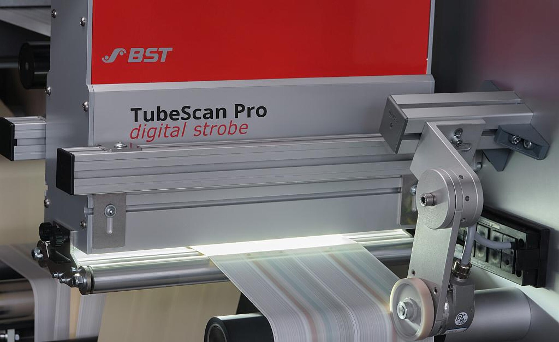 Das Inspektionssystem TubeScan Pro detektiert Fehler beim Einsatz in Schneide- und Konfektionier-Maschinen für Verpackungsdruck sowie Etiketten. (Foto: BST)