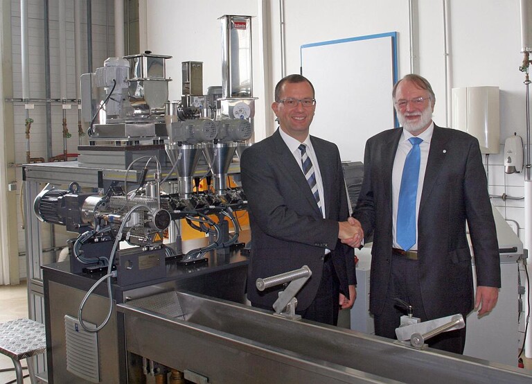 Dr. Andreas Kunzmann (l.), Geschäftsführer der Buss AG, übergibt einen Laborkneter des Typs MX 30 an Dr. Peter Heidemeyer (r.), Geschäftsführer Kunststoff-Forschung und -Entwicklung am SKZ, in Würzburg. (Foto: Buss)