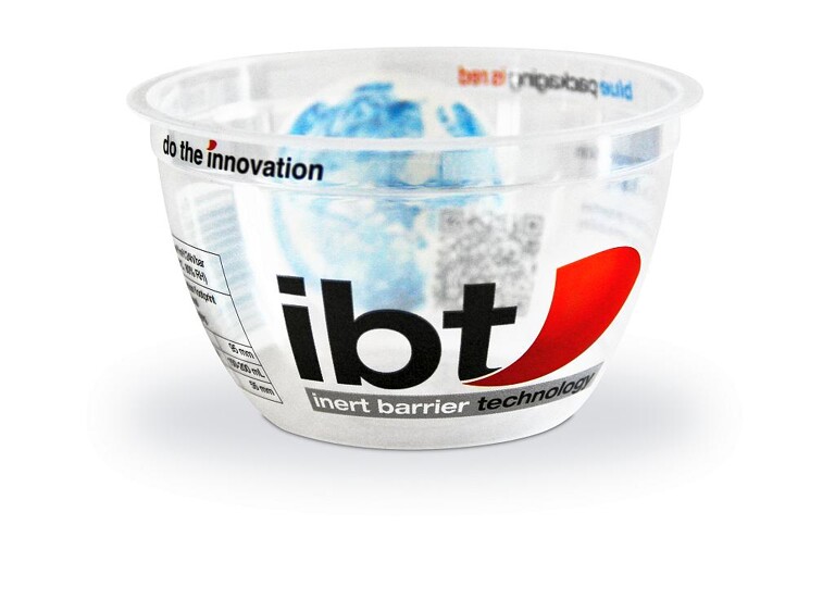 Die aus PP spritzgegossenen Becher erhalten mittels der inert barrrier technology eine SiOx-Beschichtung. (Foto: Greiner Packaging)