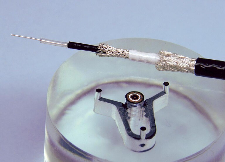 Für kapazitive Sensoren von Micro-Epsilon hat HEW-Kabel spezielle Triaxialkabel mit einer Bandierung aus einer hochleitfähigen PTFE-Folie entwickelt. (Foto: Chemours)