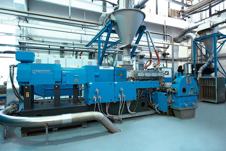 Der italienische Fittinghersteller FIP produziert auf der ersten Kombiplast KP 62 Mv PLUS/200 in neuer Bauart maßgeschneiderte Compounds aus Hart-PVC mit einem Durchsatz von bis zu 2.000 kg/h. (Foto: Coperion)